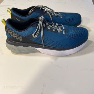 HOKA ONE.  ONE  DOCTORS OF RUNNING.TIME TO  FLY